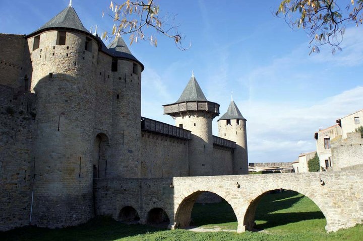 Le Château Comtal (1130-1239) qui servit de décor pour le film “Les Visiteurs”