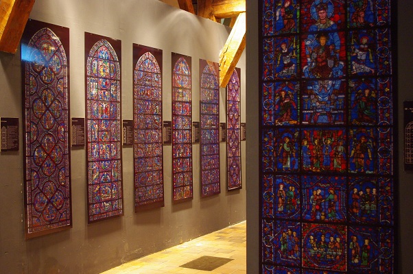 la reproduction la localisation et l'explication détaillée de tous les vitraux de la cathedrale
