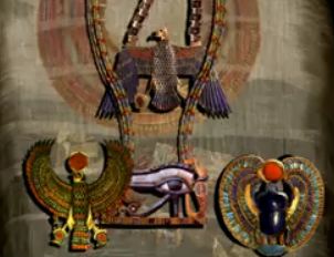 les 3 pendentifs de la momie de Toutankhamon -au centre l'oeil d'oujdat -A Droite Le scarrabé ailé portant un globe - A gauche le faucon solaire portant le soleil