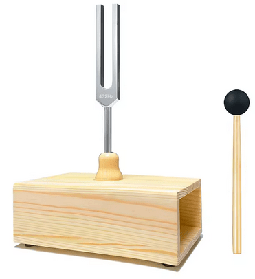 Les boîtes de résonance des diapasons sont des dispositifs conçus pour amplifier le son produit par les diapasons. Voici les informations clés à leur sujet : • Fonction : La boîte de résonance, généralement en bois, renforce le son émis par le diapason, permettant ainsi d'obtenir un signal sonore plus puissant et de meilleure qualité Pour utiliser le diapason avec sa boîte de résonance, il suffit de frapper l'une des branches du diapason avec un marteau mou, ce qui le fait vibrer et produit un son pur. 